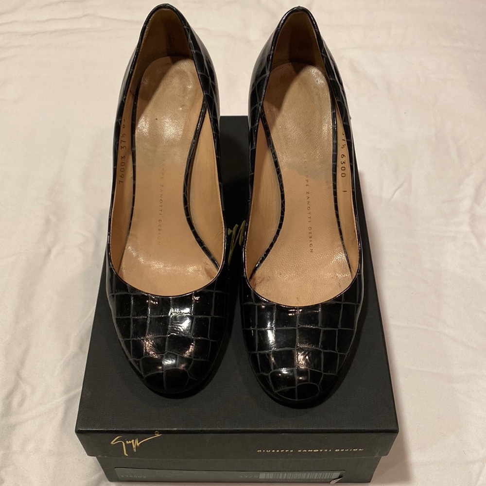 Giuseppe zanotti black patent pumps size 37.5